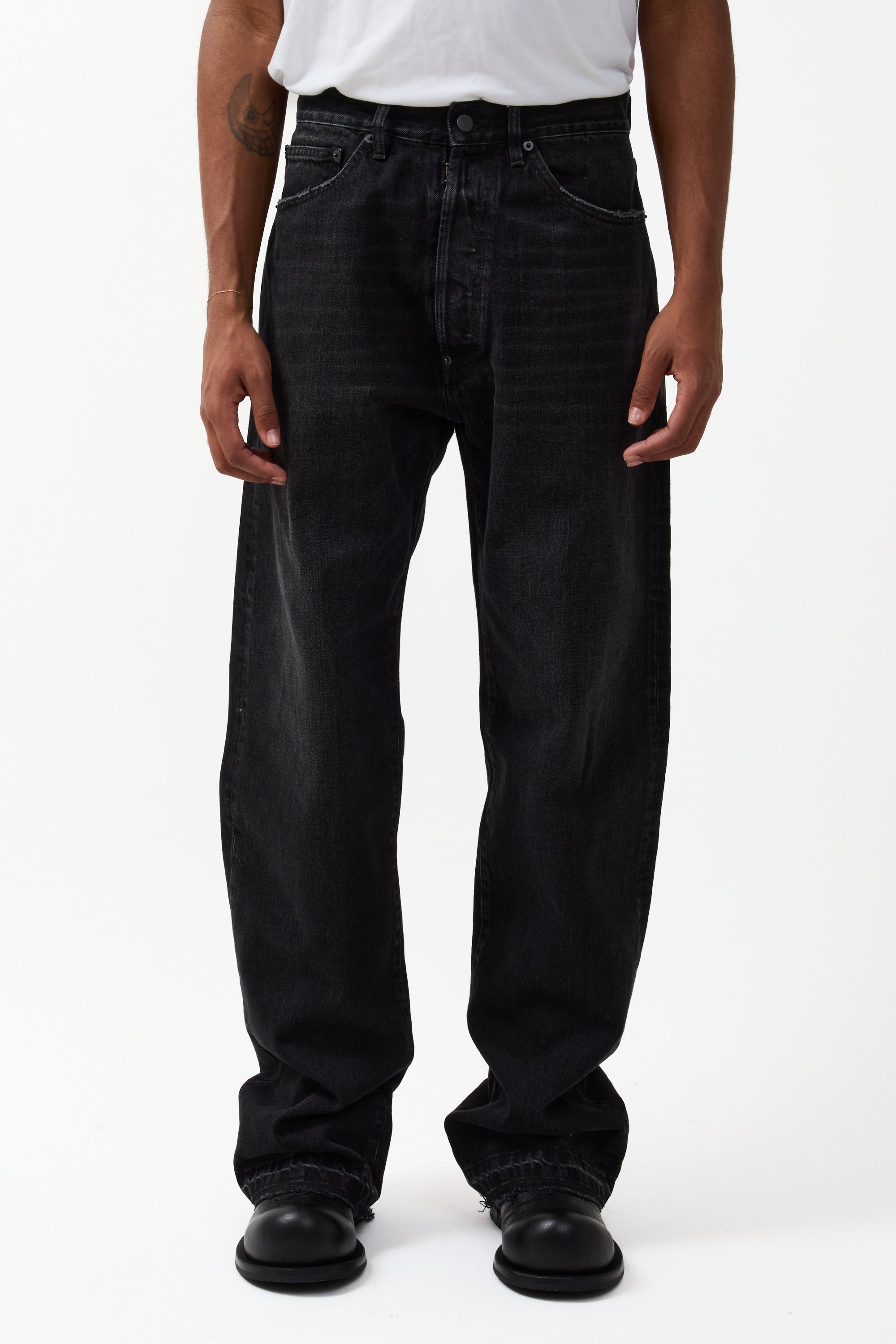 Maison Margiela ブラック カットデニム 40 Maison Margiela Relaxed Jeans Washed Black – ESSXNYC